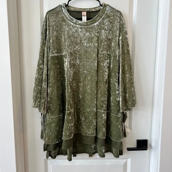 Elegant Green Velvet Dress - Picture 2 of 5